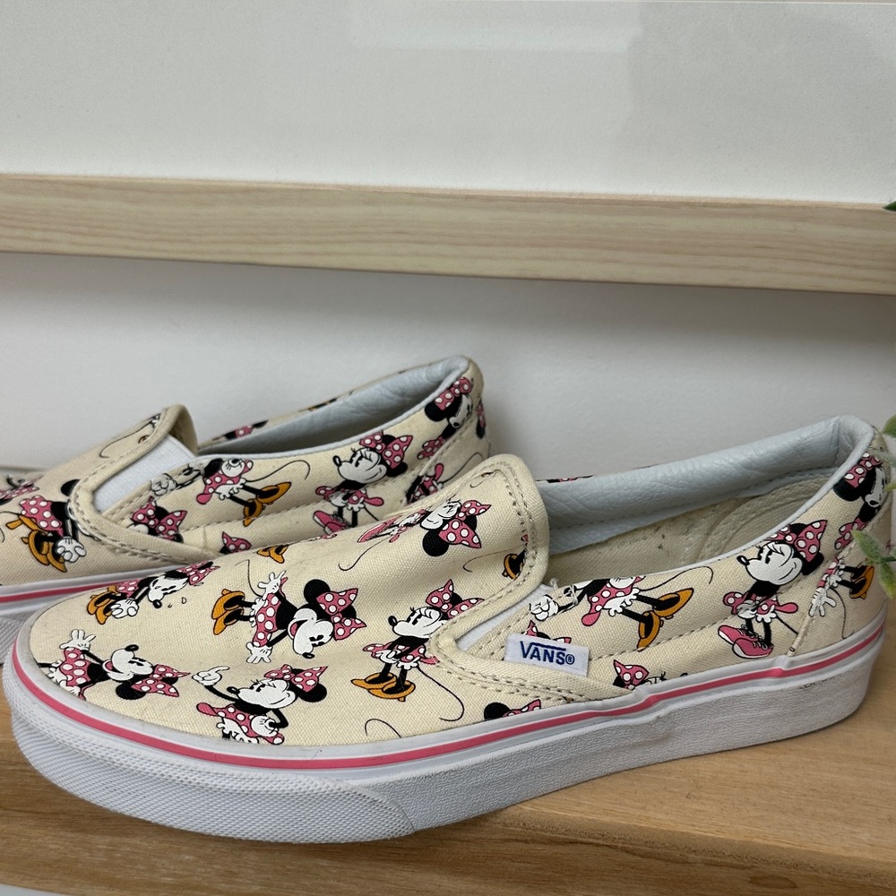 Vans women’s Minnie Mouse Disney Slip-On Sneakers - Beige